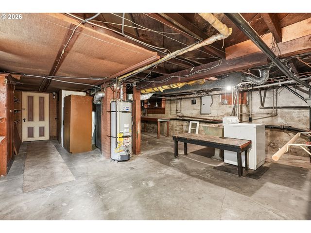 7904 Se TAYLOR St, Portland, OR 97215