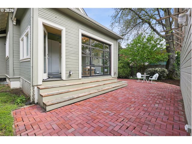 7904 Se TAYLOR St, Portland, OR 97215