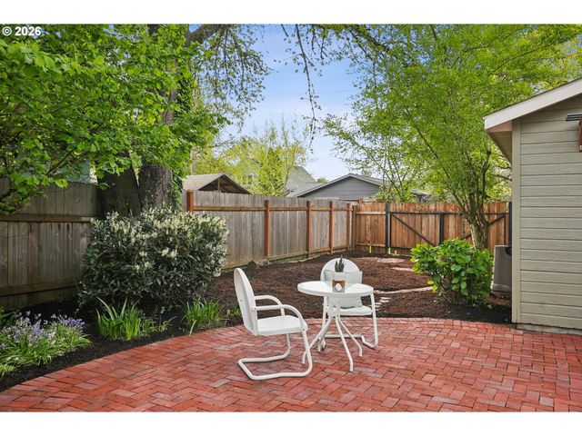 7904 Se TAYLOR St, Portland, OR 97215