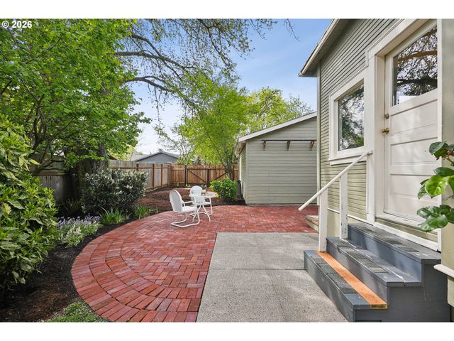 7904 Se TAYLOR St, Portland, OR 97215