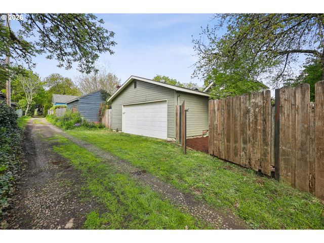 7904 Se TAYLOR St, Portland, OR 97215