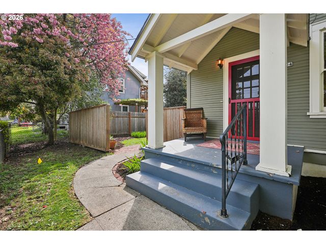 7904 Se TAYLOR St, Portland, OR 97215