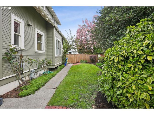 7904 Se TAYLOR St, Portland, OR 97215