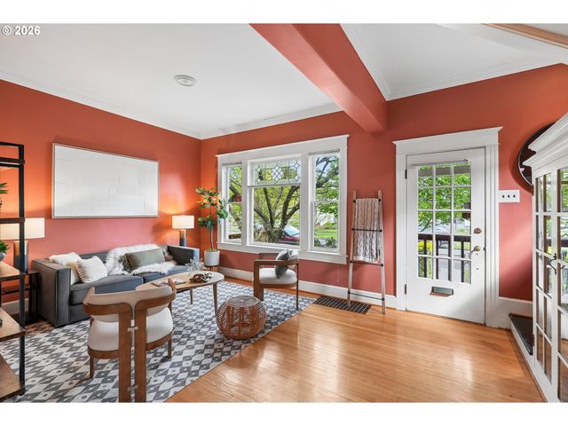 7904 Se TAYLOR St, Portland, OR 97215