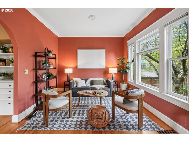 7904 Se TAYLOR St, Portland, OR 97215