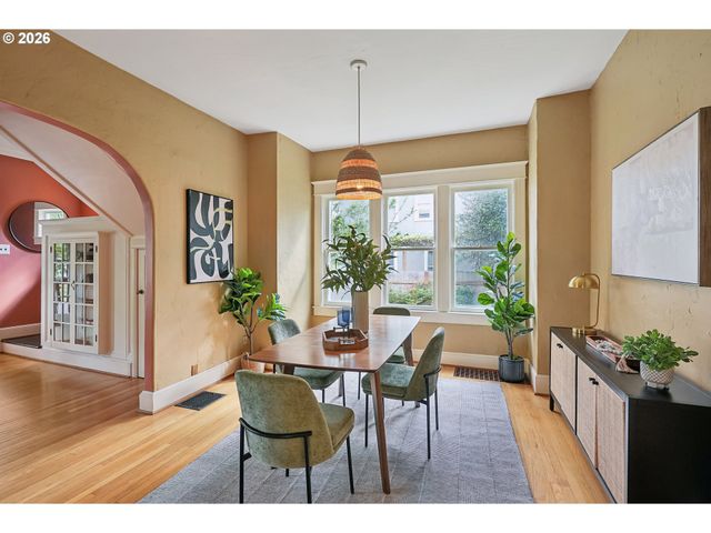 7904 Se TAYLOR St, Portland, OR 97215