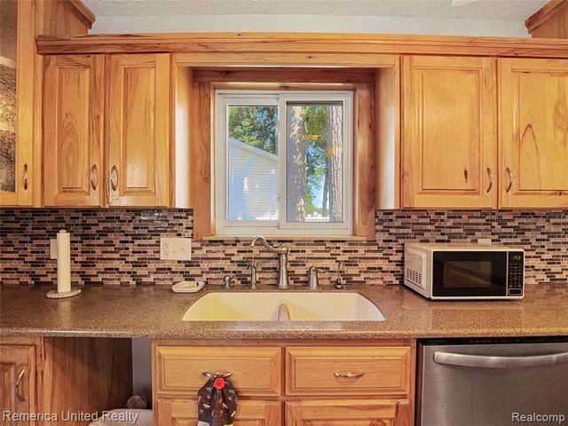 16431 Oak Hill Drive, Fenton, MI 48430