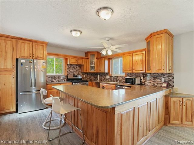 16431 Oak Hill Drive, Fenton, MI 48430