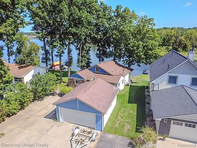 16431 Oak Hill Drive, Fenton, MI 48430