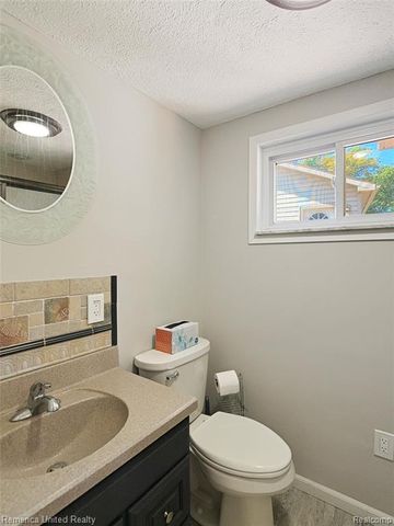16431 Oak Hill Drive, Fenton, MI 48430