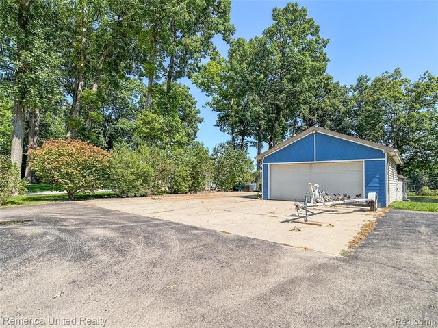 16431 Oak Hill Drive, Fenton, MI 48430