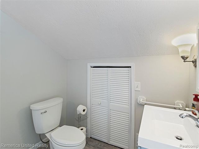 16431 Oak Hill Drive, Fenton, MI 48430