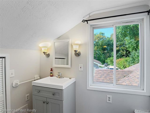 16431 Oak Hill Drive, Fenton, MI 48430