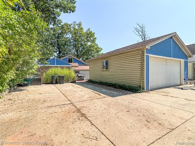 16431 Oak Hill Drive, Fenton, MI 48430