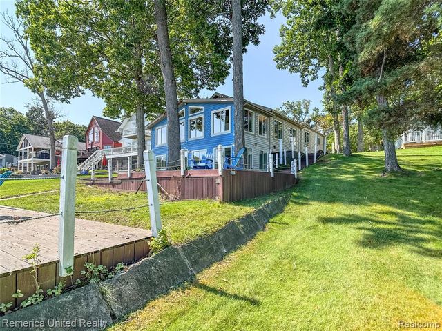16431 Oak Hill Drive, Fenton, MI 48430