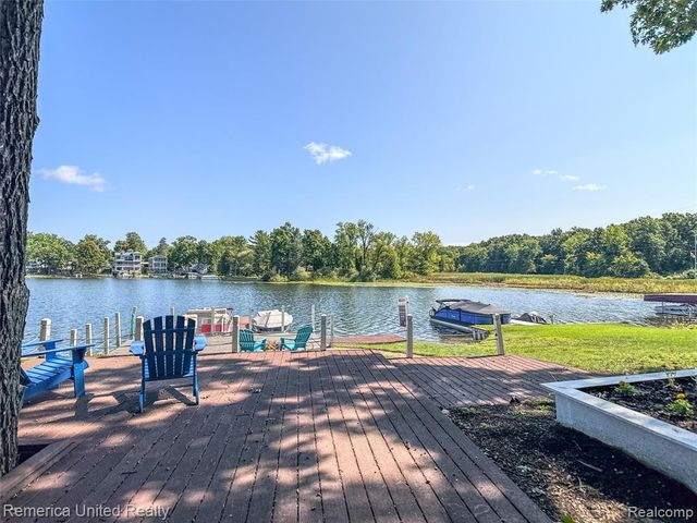16431 Oak Hill Drive, Fenton, MI 48430