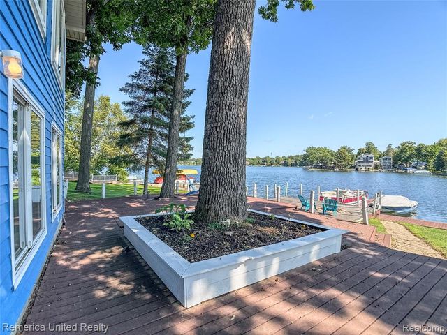 16431 Oak Hill Drive, Fenton, MI 48430