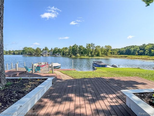 16431 Oak Hill Drive, Fenton, MI 48430