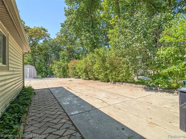 16431 Oak Hill Drive, Fenton, MI 48430