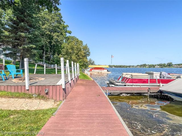 16431 Oak Hill Drive, Fenton, MI 48430