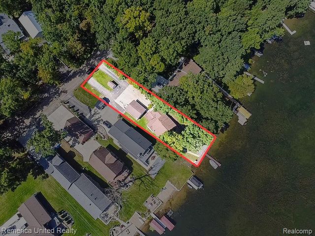 16431 Oak Hill Drive, Fenton, MI 48430