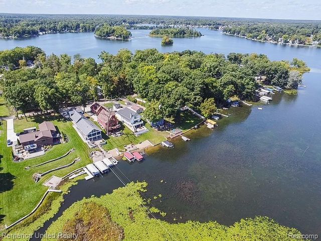 16431 Oak Hill Drive, Fenton, MI 48430