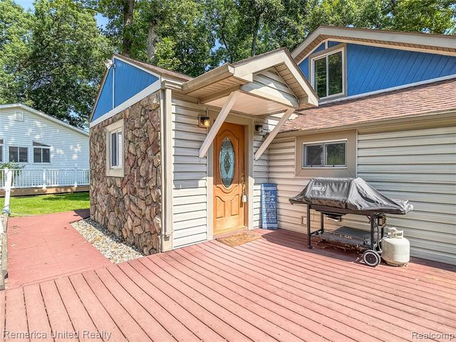 16431 Oak Hill Drive, Fenton, MI 48430