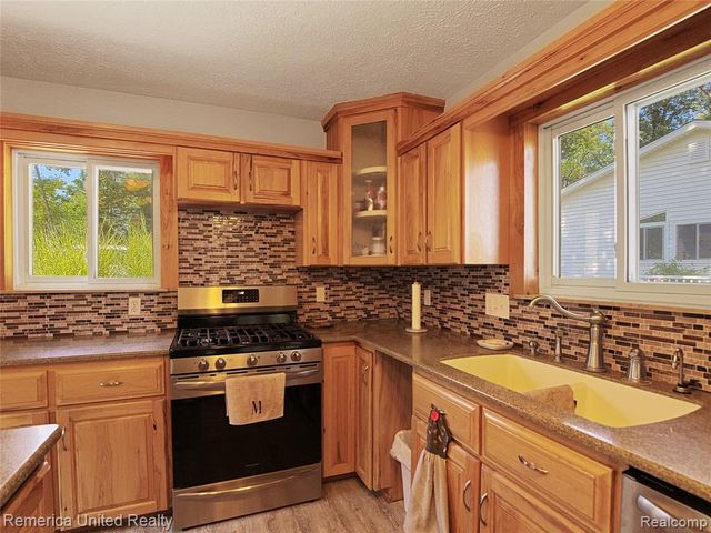 16431 Oak Hill Drive, Fenton, MI 48430