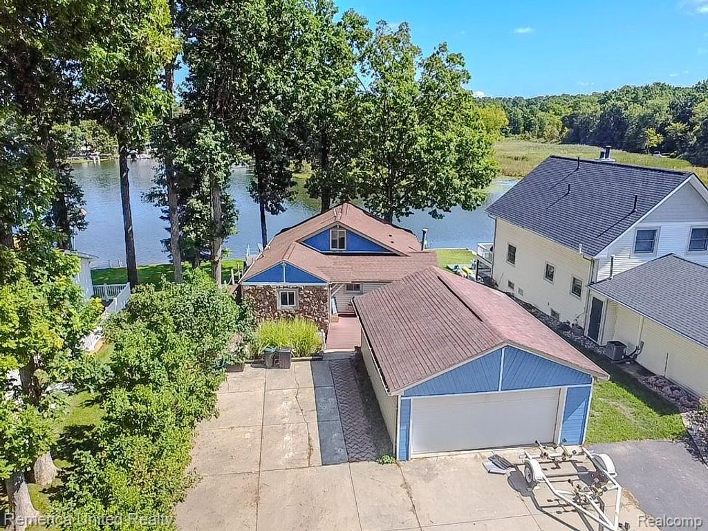 16431 Oak Hill Drive, Fenton, MI 48430