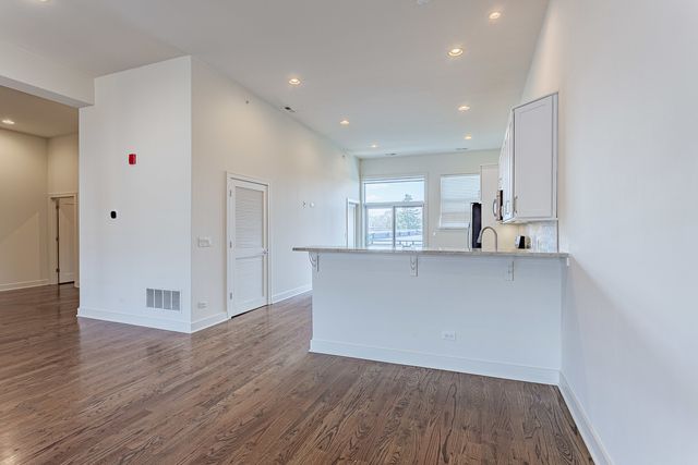 2100 GREENWOOD Street 107, Evanston, IL 60201