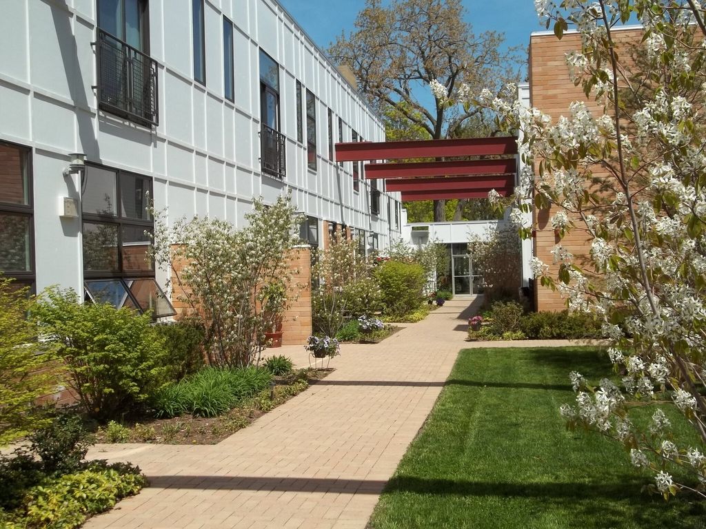 2100 GREENWOOD Street 107, Evanston, IL 60201