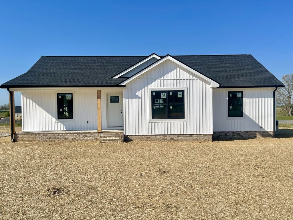 100 Donald Dr, Lafayette, TN 37083