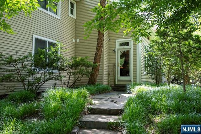 51 Rutherford Place, Montvale, NJ 07645
