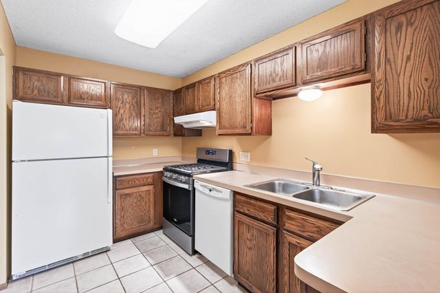 825 Evergreen Circle, Burnsville, MN 55337