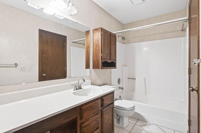 825 Evergreen Circle, Burnsville, MN 55337