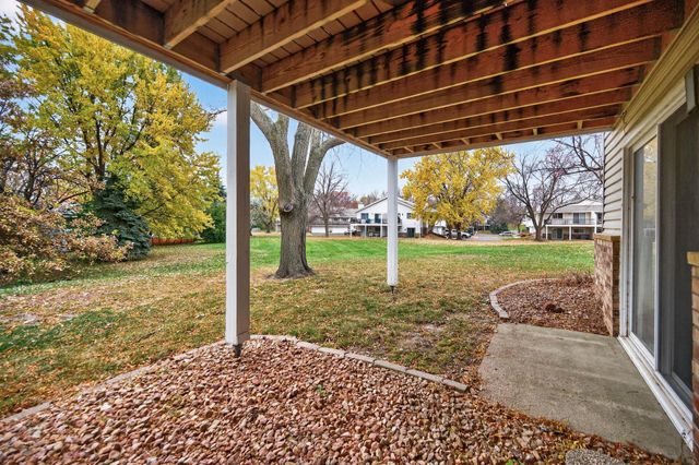 825 Evergreen Circle, Burnsville, MN 55337