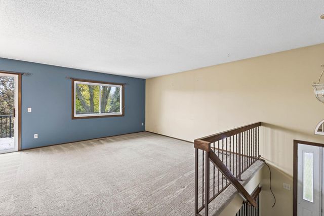 825 Evergreen Circle, Burnsville, MN 55337