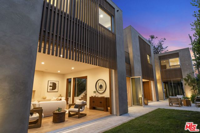 2132 Walnut Avenue, Venice, CA 90291