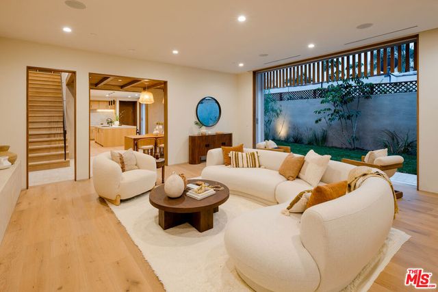 2132 Walnut Avenue, Venice, CA 90291