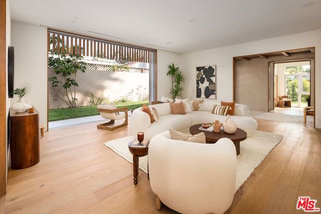 2132 Walnut Avenue, Venice, CA 90291