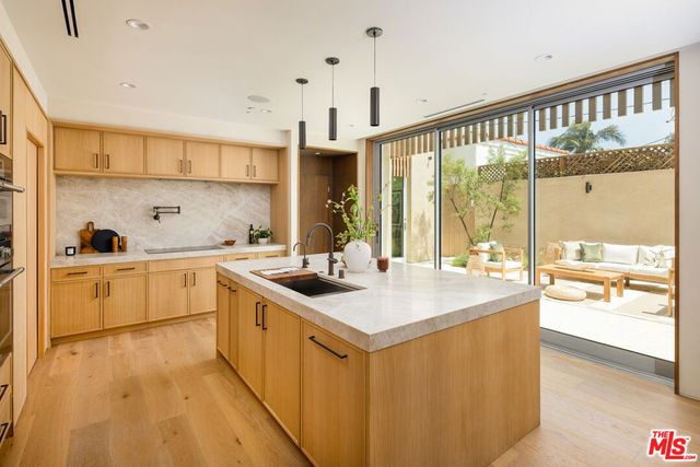 2132 Walnut Avenue, Venice, CA 90291