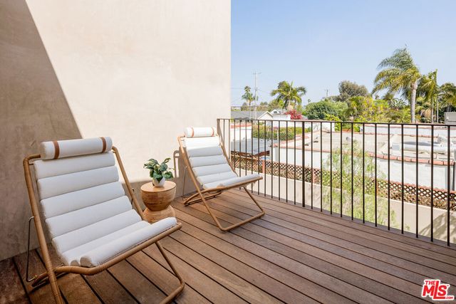 2132 Walnut Avenue, Venice, CA 90291