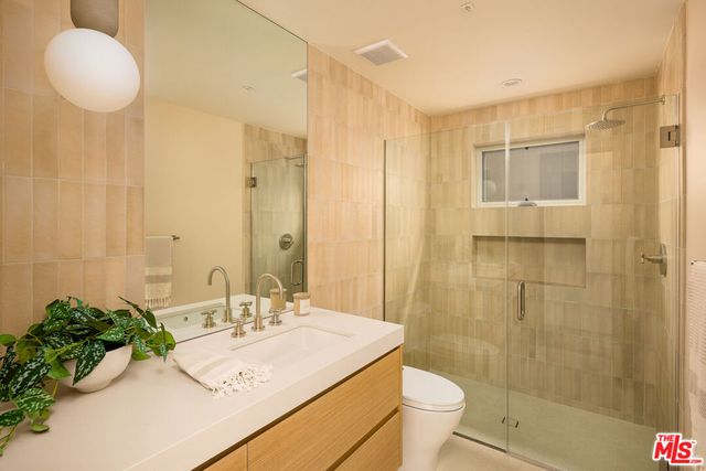 2132 Walnut Avenue, Venice, CA 90291
