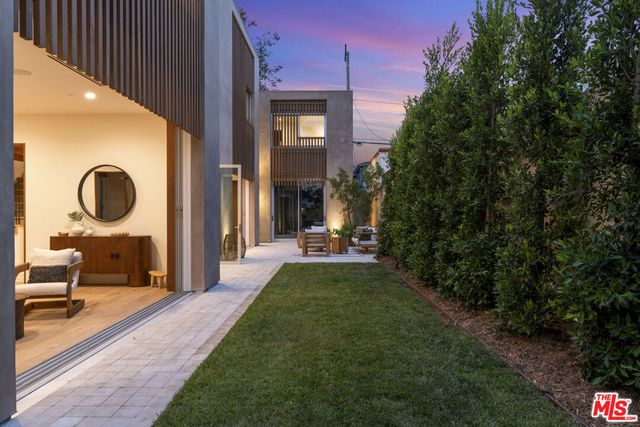 2132 Walnut Avenue, Venice, CA 90291