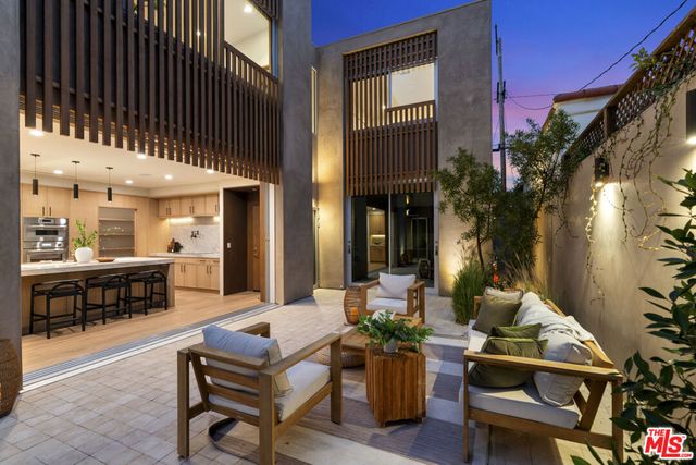2132 Walnut Avenue, Venice, CA 90291