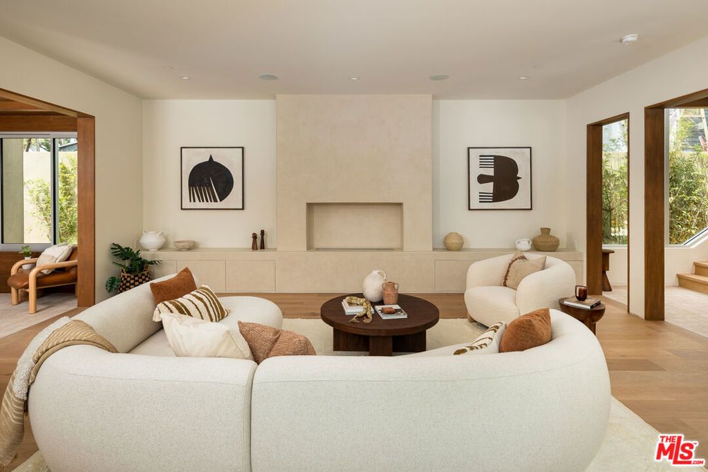 Image 22 of property listing at 2132 Walnut Avenue, Venice, CA 90291