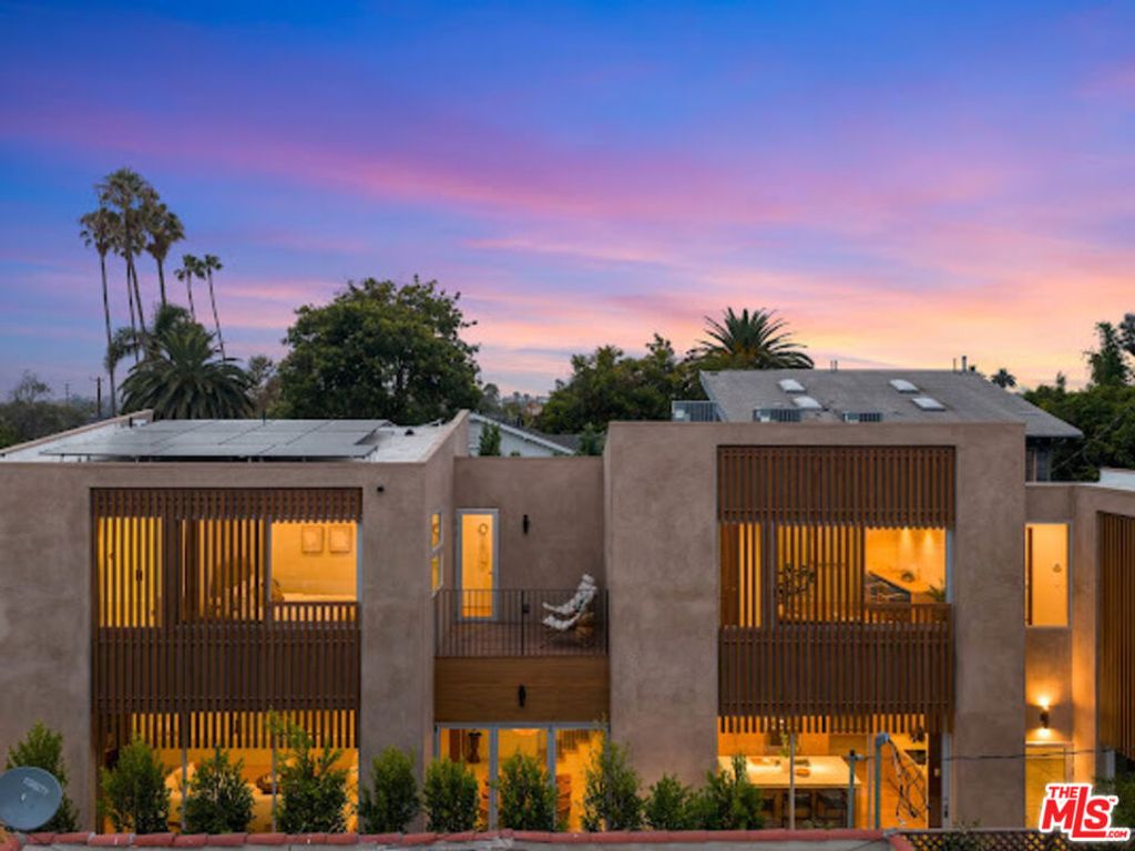 Image 3 of property listing at 2132 Walnut Avenue, Venice, CA 90291