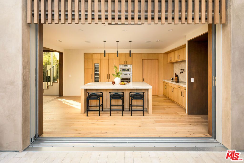 Image 33 of property listing at 2132 Walnut Avenue, Venice, CA 90291