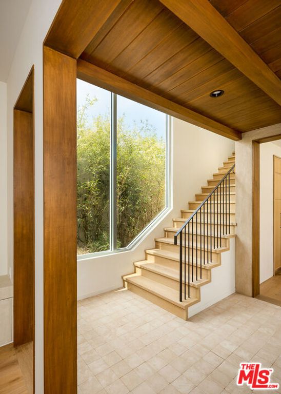 Image 34 of property listing at 2132 Walnut Avenue, Venice, CA 90291