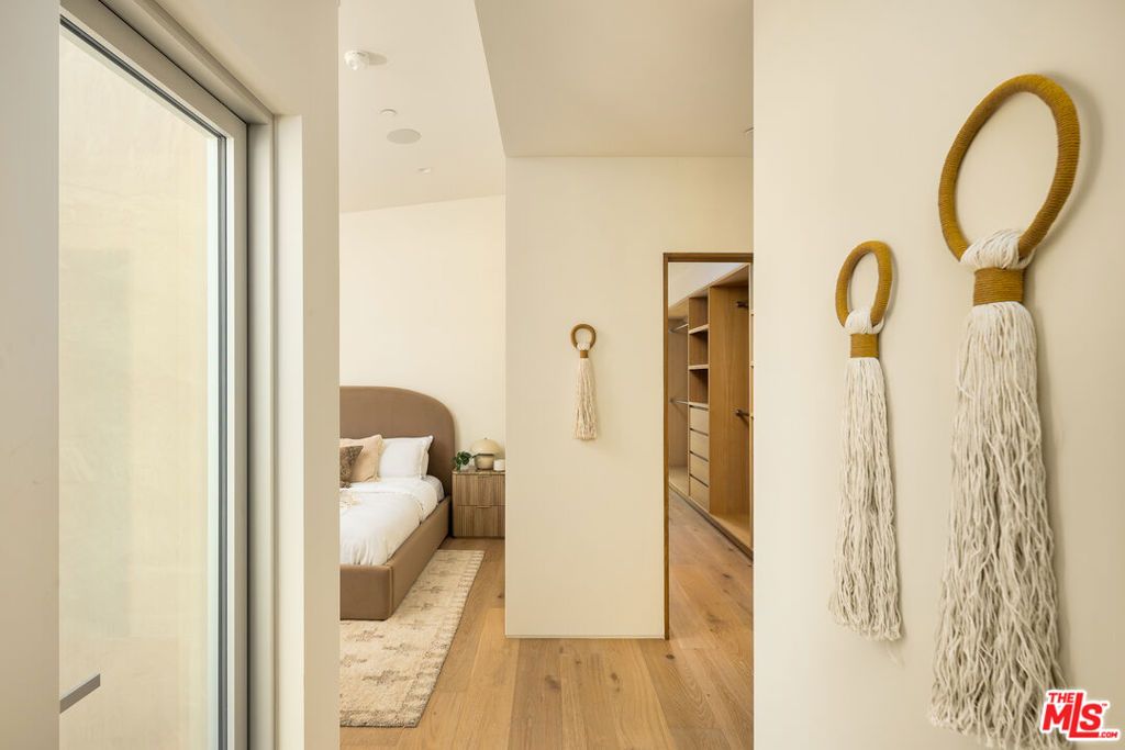 Image 38 of property listing at 2132 Walnut Avenue, Venice, CA 90291